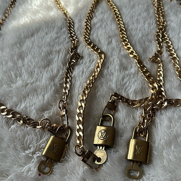 Louis Vuitton monogram bag in Excellent condition with purchase LV lock and key. - Picture 6 of 17